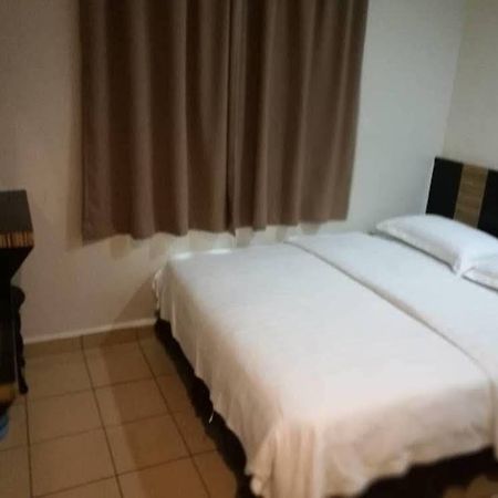 Hotel Traveller Кота Кинабалу Екстериор снимка