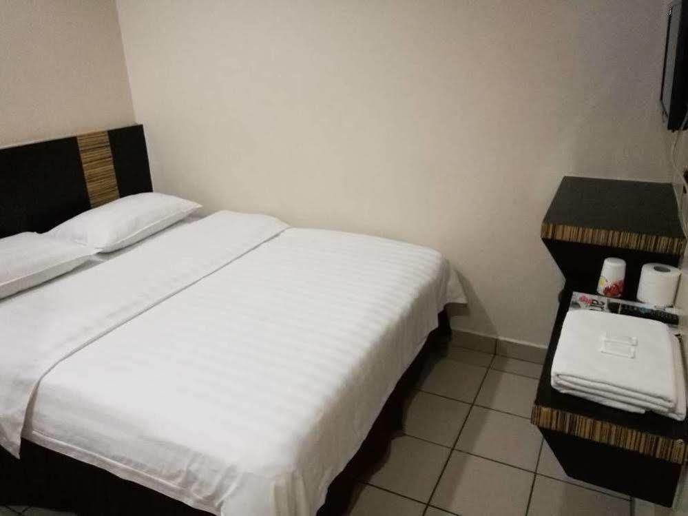 Hotel Traveller Кота Кинабалу Екстериор снимка