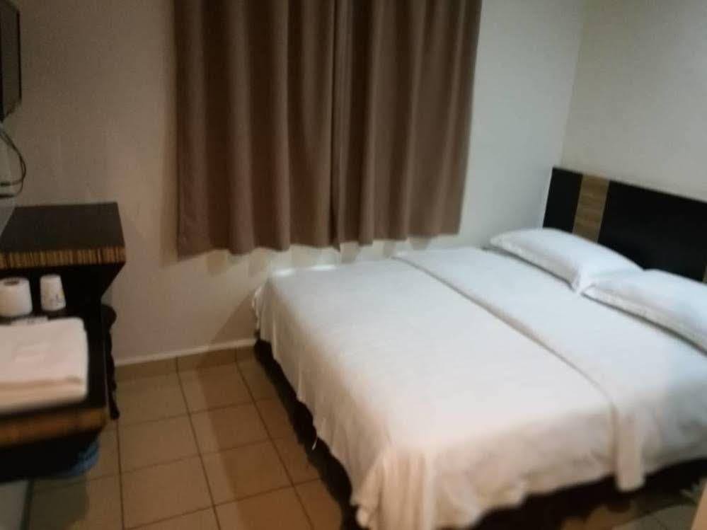 Hotel Traveller Кота Кинабалу Екстериор снимка
