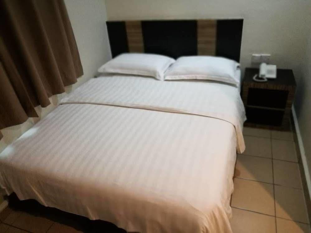 Hotel Traveller Кота Кинабалу Екстериор снимка