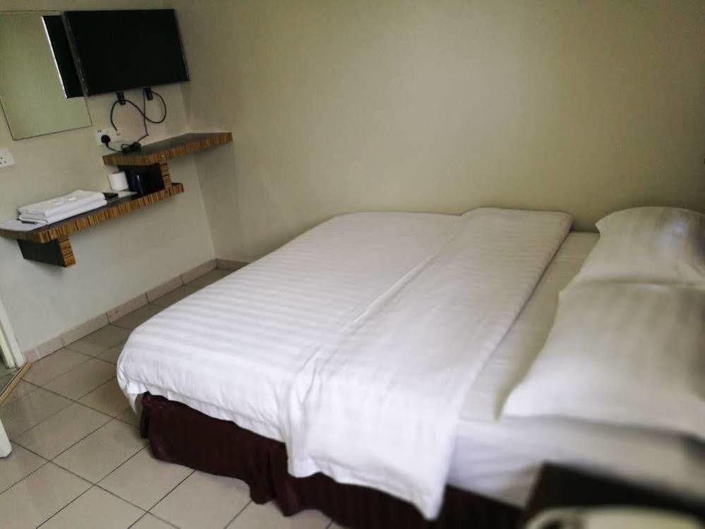 Hotel Traveller Кота Кинабалу Екстериор снимка